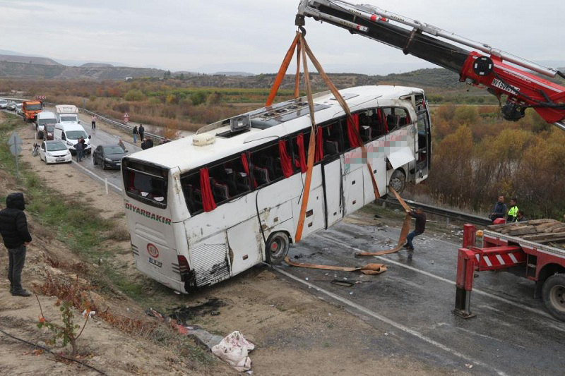 Diyarbakır otobüsü devrildi: 18 yaralı
