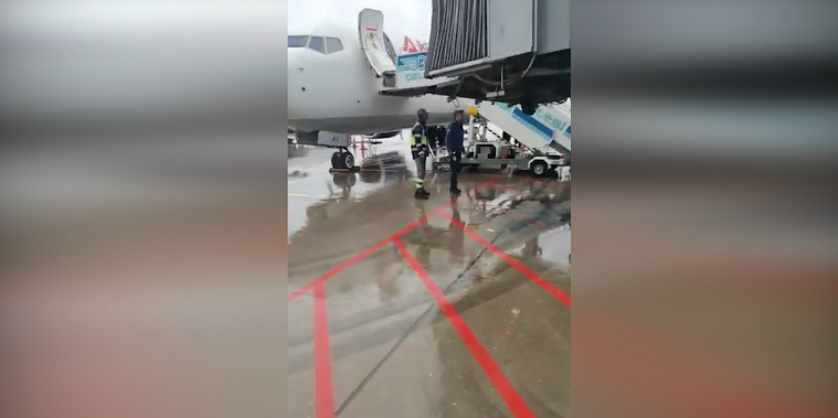 Körüğü çalışmayan uçağın yolcuları mağdur oldu!