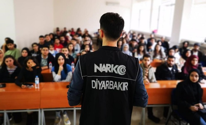 Diyarbakır polisinden vatandaşlara uyuşturucuyla mücadele eğitimi