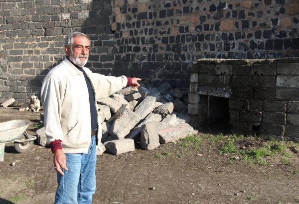 Sur'daki tarihi evin taşları çalınmasın diye 2 yıldır nöbet tutuyor