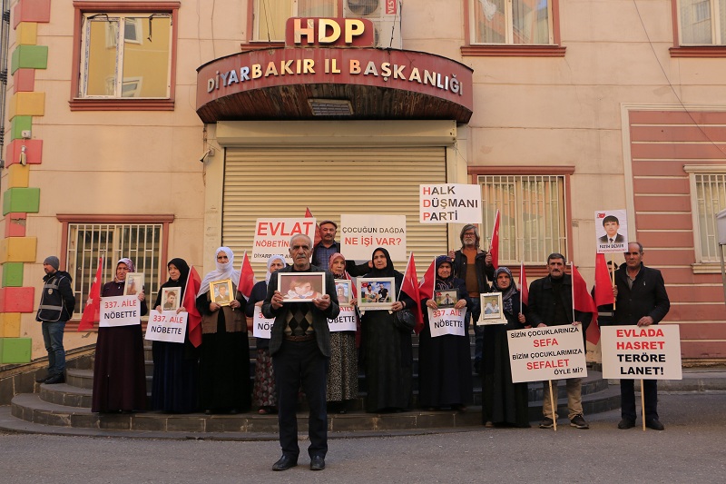 Diyarbakır’da evlat nöbetine 2 aile daha katıldı