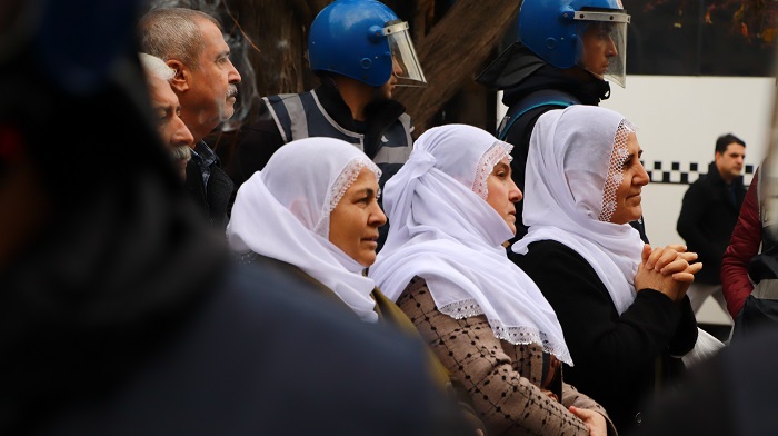 Diyarbakır'da yasağa rağmen basın açıklaması: 2 gözaltı
