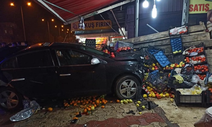 Diyarbakır’da kontrolden çıkan araç markete daldı: 2 yaralı