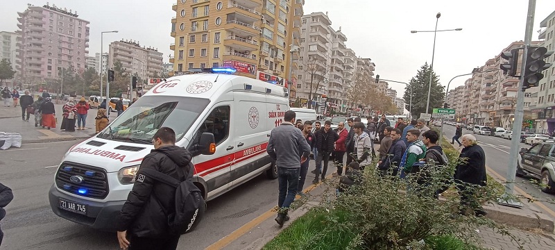 Diyarbakır'da zincirleme trafik kazası: 3 yaralı