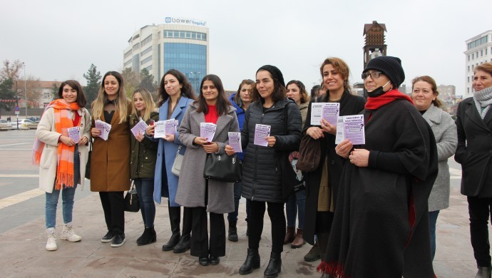 Kadınlar, Diyarbakır’da 'şiddete karşı' broşür dağıttı