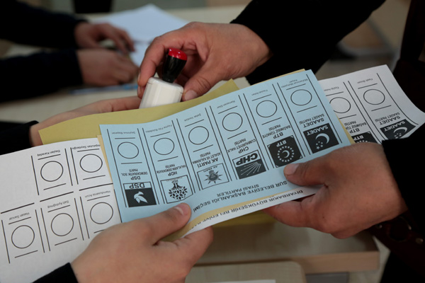 Diyarbakır ve 31 ilde oy kullanma işlemi başladı