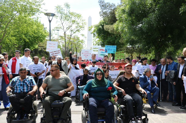 Engelliler seslerini bando eşliğinde duyurdu