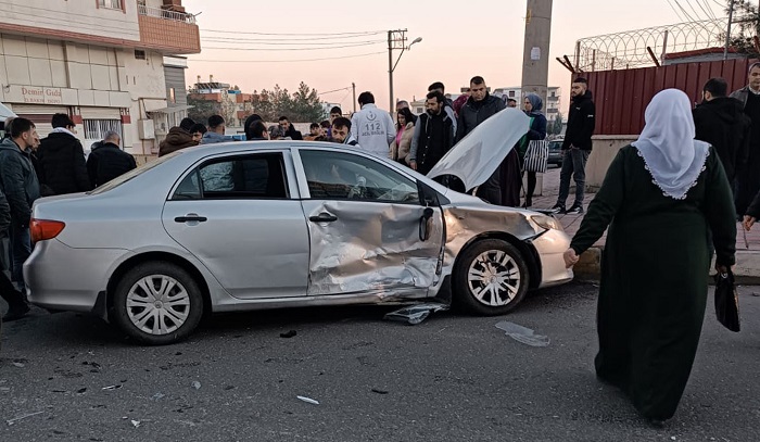 Diyarbakır'da iki araç çarpıştı: 2'si çocuk 3 yaralı