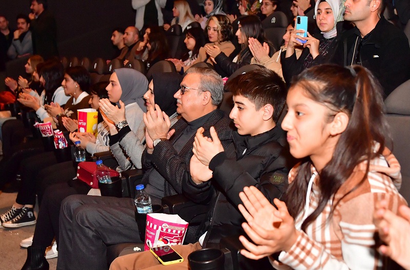 Vali Ali İhsan Su ve eşi öğrencilerle “Buğday Tanesi” filmini izledi