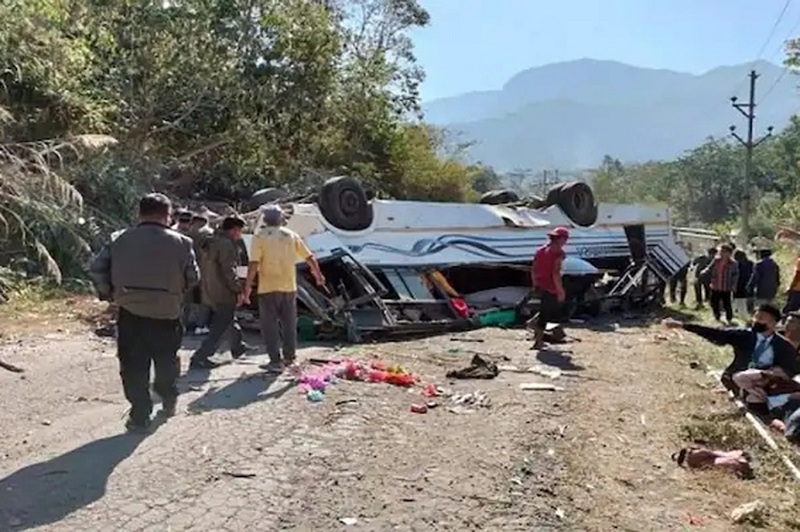 Öğrenci servisi devrildi: 7 ölü 20 yaralı