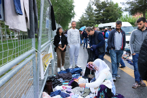 Çocuklar için ikinci el kıyafetlerini sattılar