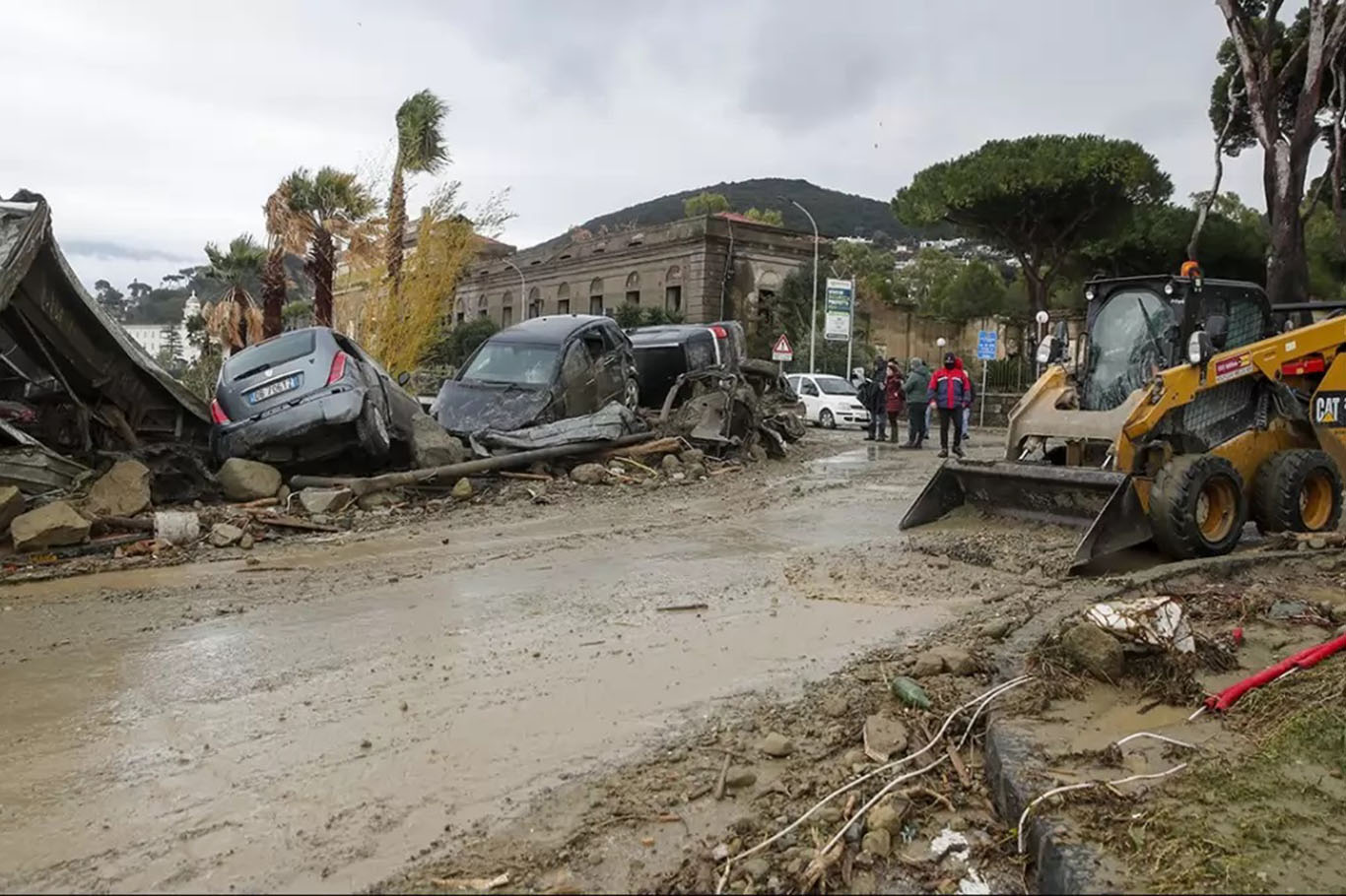 Heyelan felaketi: 10 bina yıkıldı, 2 kişi kayıp