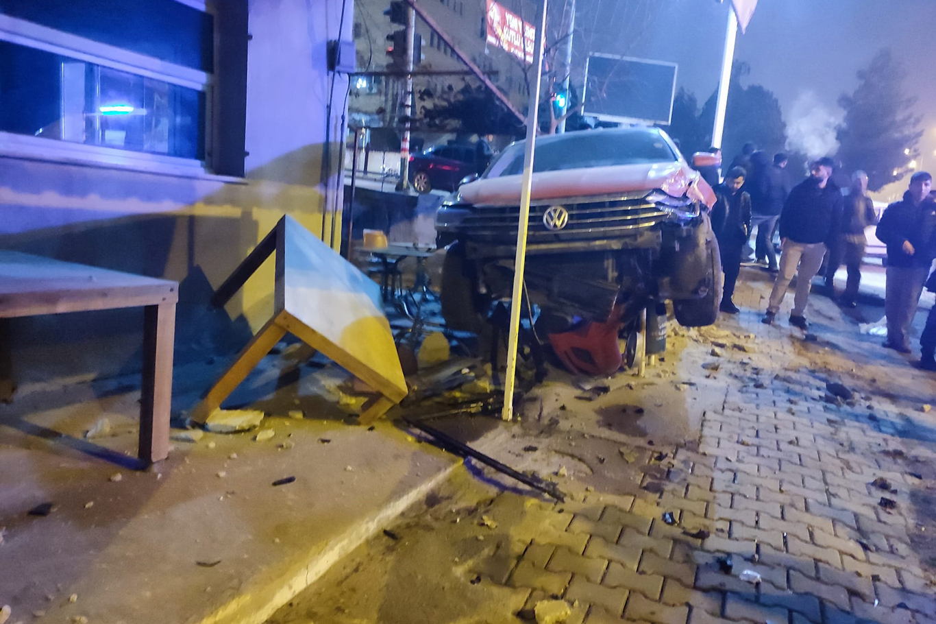 Diyarbakır'da kaza yapan araç işyerine girmeden durdu