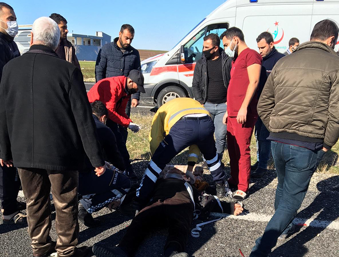 Diyarbakır’da kontrolden çıkan otomobil takla attı: 3 yaralı