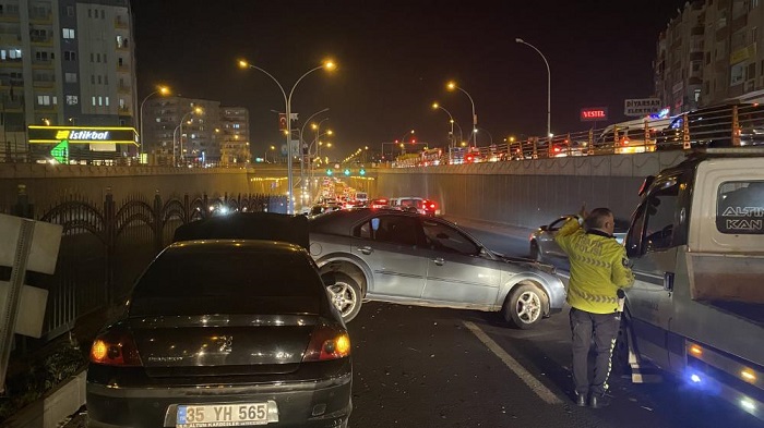 Diyarbakır’da yakın mesafede iki ayrı kazada trafik kilitlendi
