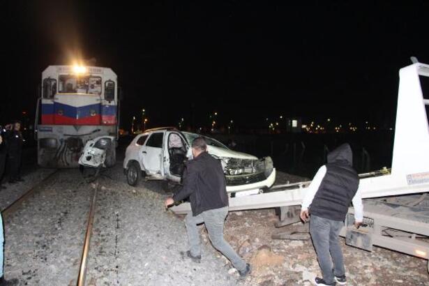 Diyarbakır'da yük treni otomobile çarptı: 4 yaralı