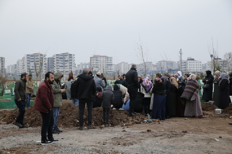 Gölcük'te evinde ölü bulunan sağlık çalışanı Diyarbakır'da defnedildi