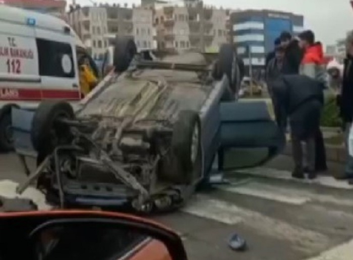 Diyarbakır’da kontrolsüz kavşağa giren araç ters yattı