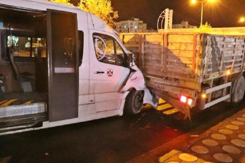 Diyarbakır'da iki ayrı kazada 11 kişi yaralandı