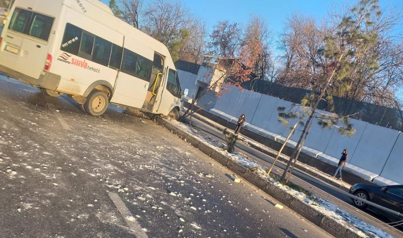 Buzlu yol kazaya neden oldu: 4 yaralı