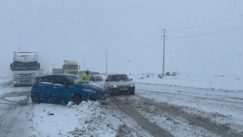 Kar yağışı sonrası Diyarbakır-Şanlıurfa yolu ulaşıma kapandı
