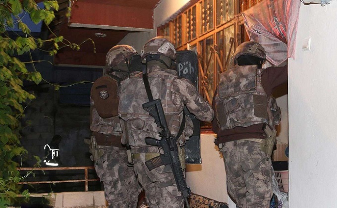 Diyarbakır'da uyuşturucu satıcılarına operasyon: 3 gözaltı