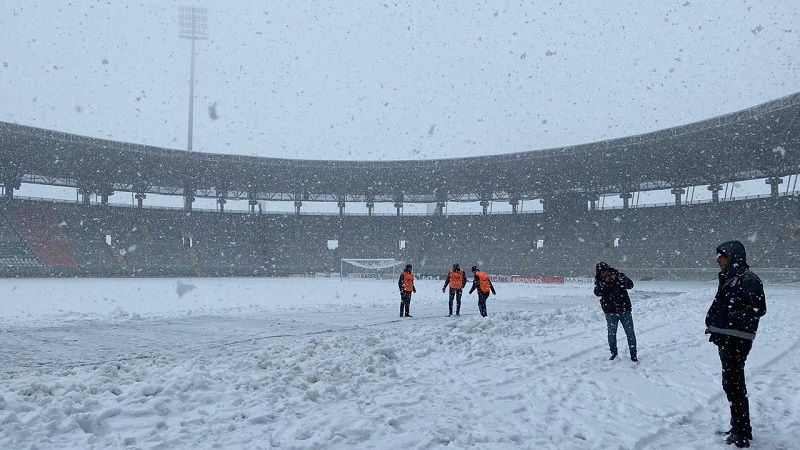 Kar yağışı futbolu da vurdu; Şanlıurfaspor-Erokspor maçı ertelendi