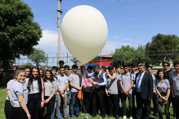 Meteoroloji balonu liseli öğrenciler tarafından uçuruldu