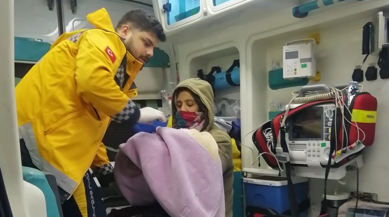 Diyarbakır UMKE, doğum yapan anne ve bebeği için seferber oldu