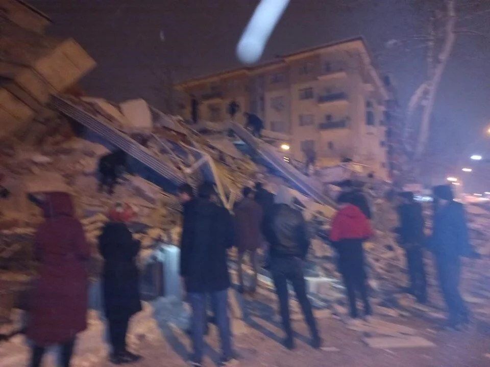 7,4 büyüklüğünde deprem; Diyarbakır’da yıkılan binalar var