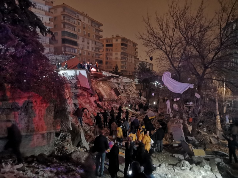 Diyarbakır deprem; 7 bina yıkıldı, 6 ölü ve yaralılar var