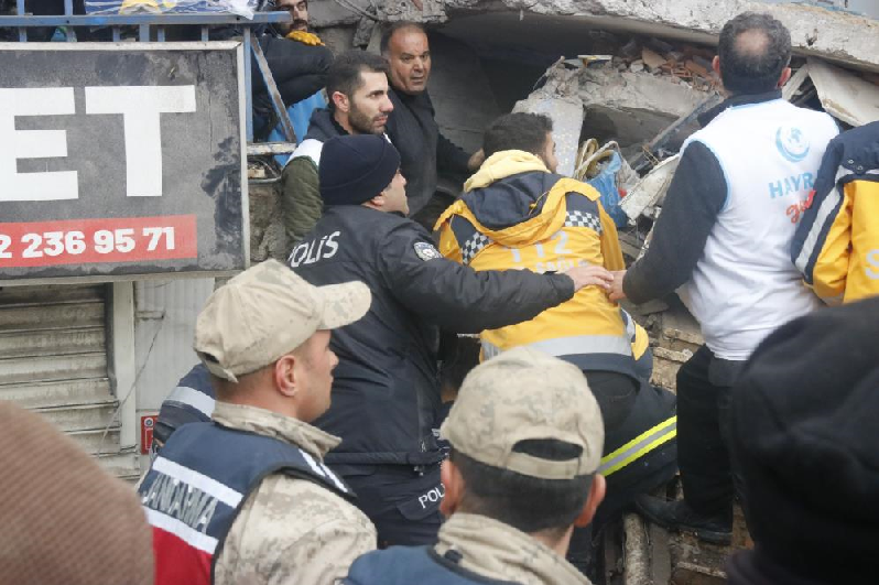 Diyarbakır’da 20 bina yıkıldı: 14 ölü, 226 yaralı