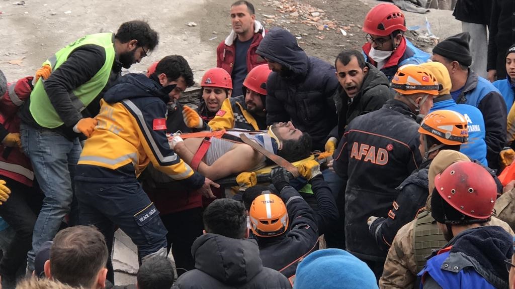 Diyarbakır'da yıkılan binada 11 saat sonra 1 kişi kurtarıldı