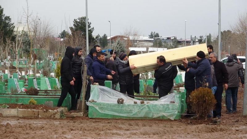 Diyarbakır’da yaşamını yitiren 7 kişi yan yana toprağa verildi