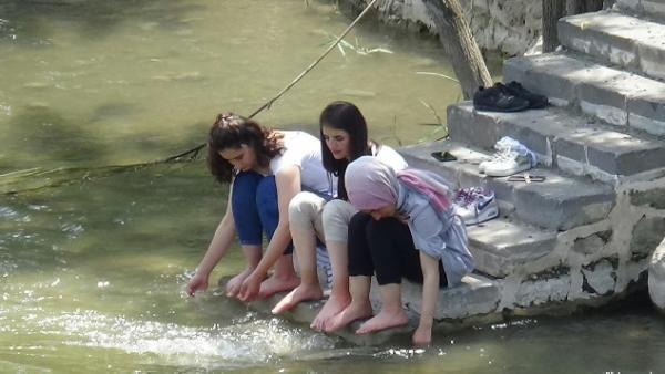 Diyarbakırlılar On Gözlü Köprü’de serinliyorlar 