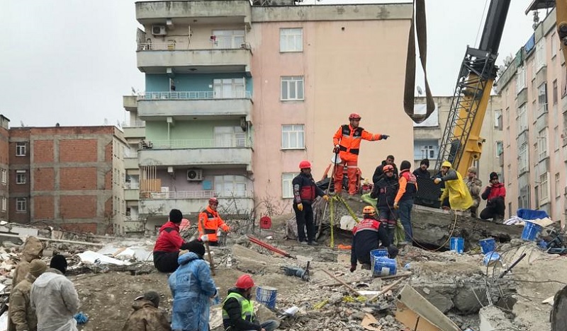 Diyarbakır'da kurtarma ekipleri sismik akustik dinleme cihazları kullanıyor
