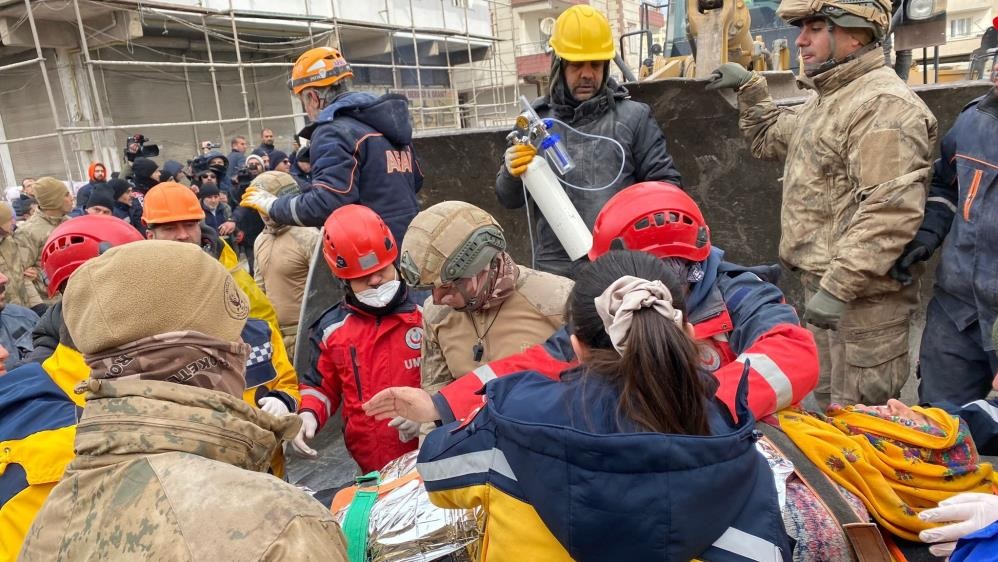Diyarbakır’da enkaz altında kalan kadın 56 saat sonra kurtarıldı