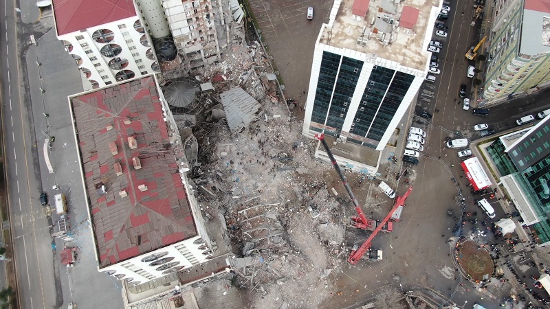 Diyarbakır’da yıkılan üç binanın kolonları kesilmiş; Deprem değil, ihmal yıktı