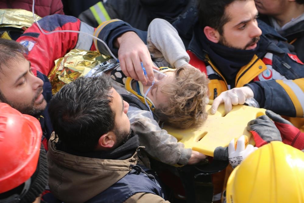 Diyarbakır'da 7 yaşındaki Beşir, 81 saat sonra enkazdan sağ çıkarıldı