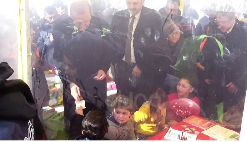 Cumhurbaşkanı Erdoğan depremzede çocuklara harçlık verdi