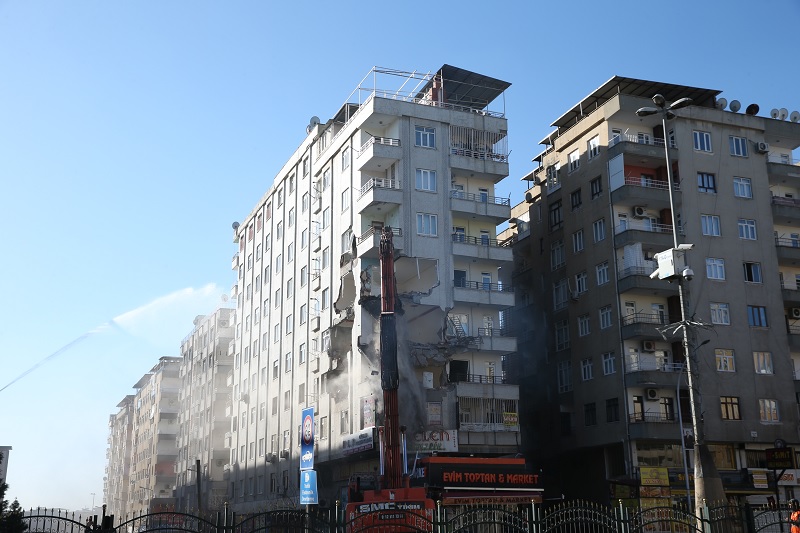 Diyarbakır'da çökme tehlikesi bulunan 9 katlı binanın yıkımına başlandı