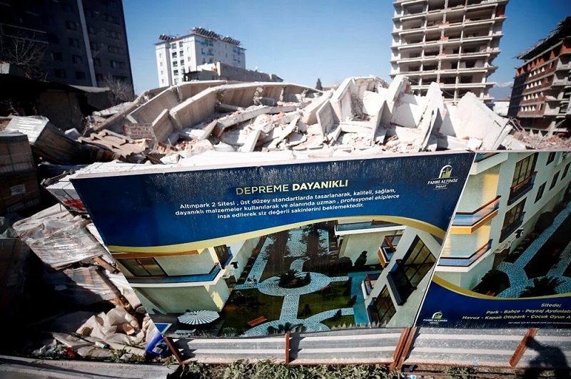İnşaat halindeyken çöken binada "Depreme dayanıklı" tabelası