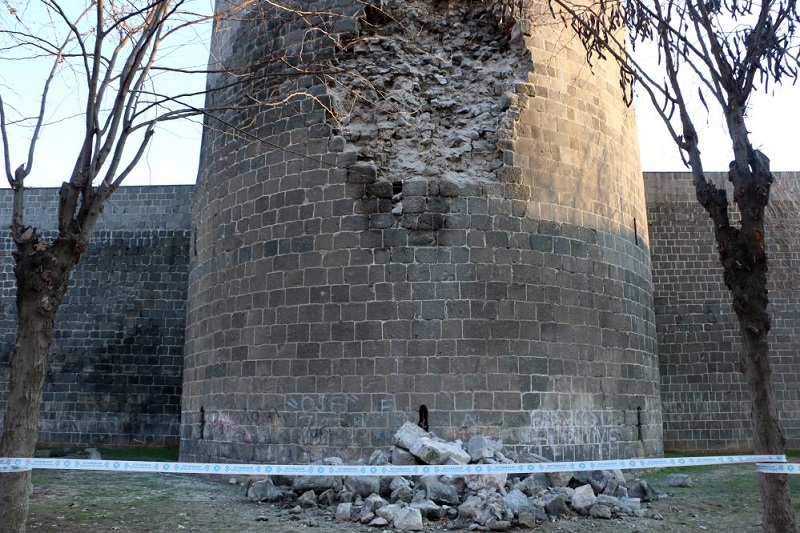 Diyarbakır’ı surlarının 30 bölümü depremden zarar gördü