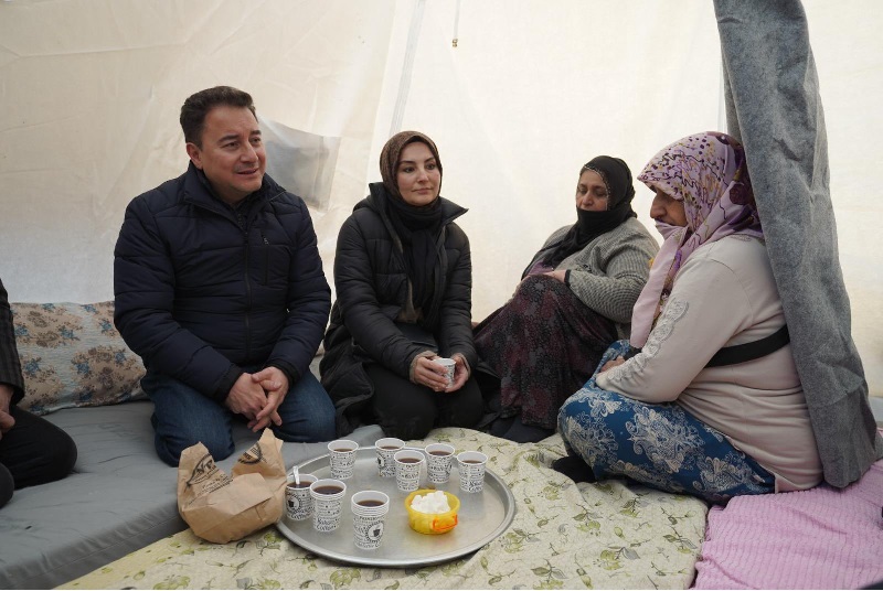 Babacan, Diyarbakır'da çadır kentteki depremzedeleri ziyaret etti