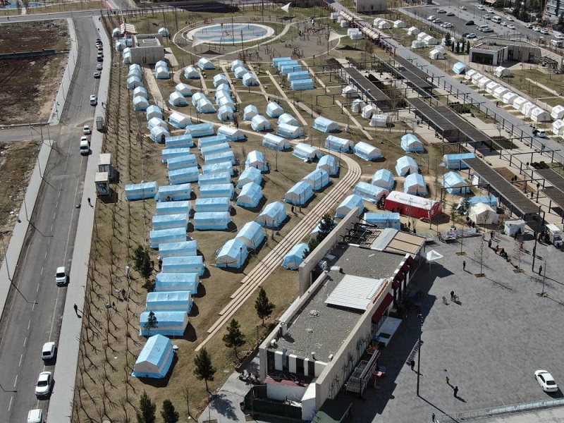 Diyarbakır’da depremzedeler çadır kentte yaşamını sürdürüyor