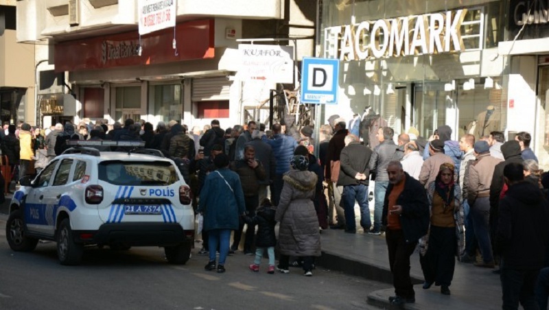 Diyarbakır’da banka önlerinde yardım kuyruğu