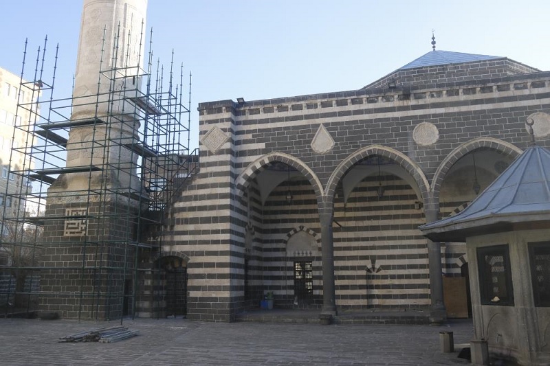 Diyarbakır’da 500 yıllık cami depremden zarar gördü
