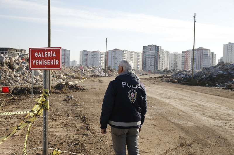 Diyarbakır'da enkaz yığınları polis eşliğinde ayrıştırılıyor