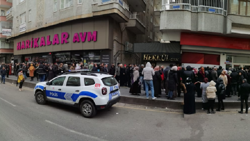 Diyarbakır’da banka önlerinde kuyruklar oluştu