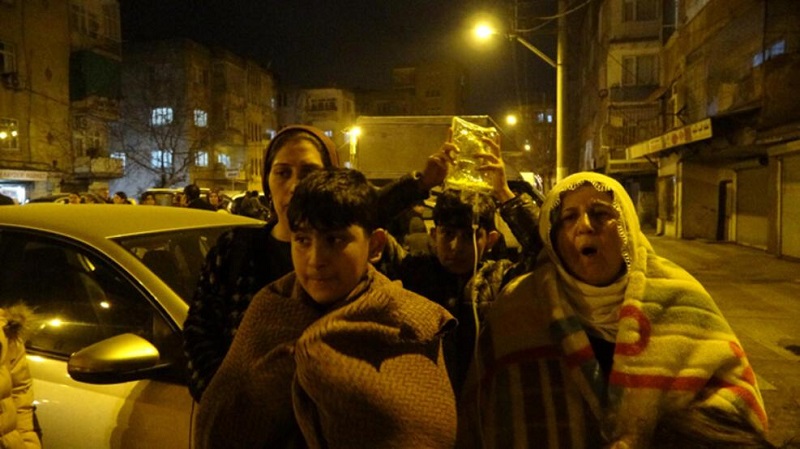 Hatay’daki depremlerin ardından Diyarbakırlılar sokağa döküldü